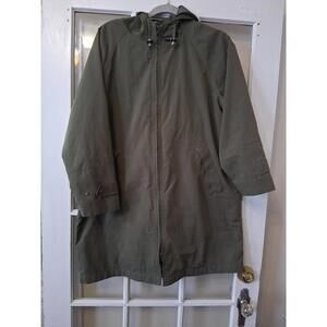 LL Bean Rain Jacket Woman’s Size Full Zip Hooded Zip Pockets Size Large I1